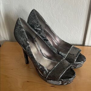 Jessica Simpson Snakeskin Black and Gray Heels